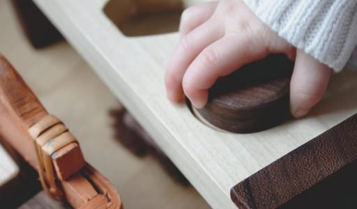 Colegios Montessori - infantil trabajando con material