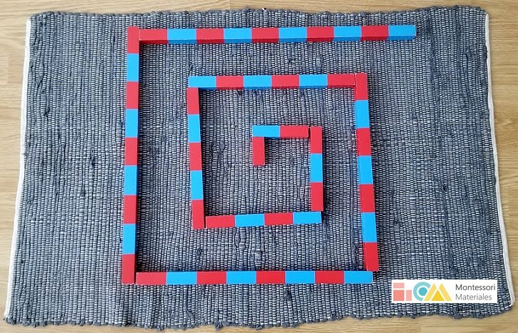 Espiral de barras rojas y azules Montessori sobre tapete